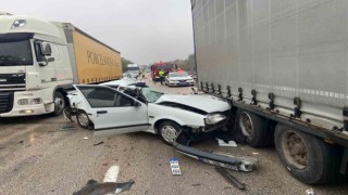Tıra çarpan otomobil hurdaya döndü: Sürücü ağır yaralı
