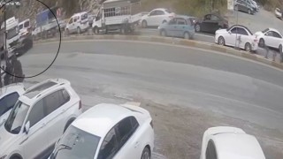 Tırın önüne kattığı otomobili sürüklediği anlar kamerada