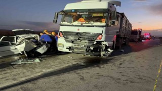 Tırın otomobili kağıt gibi ezdiği kazada 3 kişi hayatını kaybetti