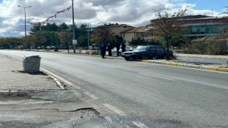 Tırla çarpışan otomobil refüje çıktı