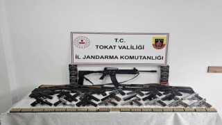 Tokatta huzur operasyonu, çok sayıda silah ele geçirildi
