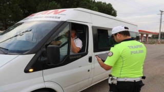 Trafik polisi böyle uyardı: “Sizin için, lütfen emniyet kemerlerinizi takın”