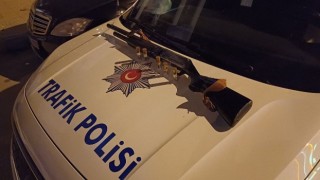 Trafik polislerinin şüphelendiği araçta tüfek ele geçirildi