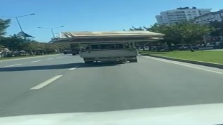 Trafikte tehlike saçan görüntü: Yolun yarısını kaplayarak malzeme taşıdı
