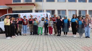 Tuncelide jandarma, kız çocukları ile bir araya geldi