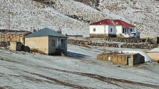 Türkiyenin en yüksek rakımlı köyü beyaza büründü