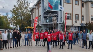 Üç kişinin işine son veren CHPli Büyükkarıştıran Belediyesi işçileri eylem yaptı
