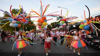 Uluslararası Kuşadası Sokak Festivalinin açılışı Rio karnavalını aratmadı