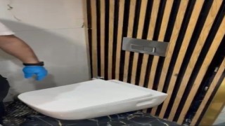 Uyuşturucu satıcısı, tuvaletin arkasındaki sığınakta saklanırken yakalandı