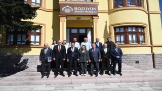 Vali Aygöl Bozüyük Şehir Müzesi ve Arşivini ziyaret etti