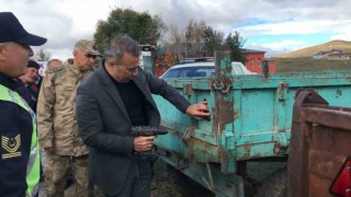 Vali Çiçek traktöre reflektör taktı