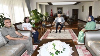 Vali Çiçekli, 13 yaşındaki Selen ve ailesini makamında misafir etti