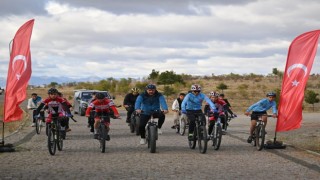 Vali Çiftçi gençlerle pedal çevirdi
