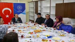 Vali Pehlivan yurt binasını inceledi, öğrencilerle bir araya geldi