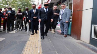 Vali Usta gözünü bağlayıp, engelliler yolunda bastonla yürüdü