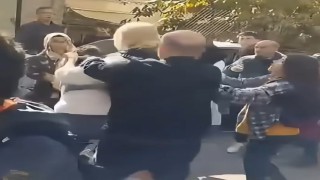 Veliler öğrencilerin önünde saç saça baş başa kavga etti