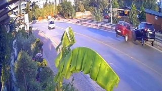 Virajı alamayan otomobil karşı yöndeki araçla kafa kafaya çarpıştı, sıkışan yaralıları itfaiye kurtardı