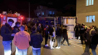 Virajı alamayan tır devrildi, yükü binanın bahçesine döküldü: 1 yaralı