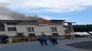 Yalovada 2 katlı villanın çatısında yangın