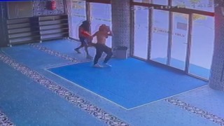 Yalovada camiden yangın söndürme tüpü çalan hırsızlar güvenlik kamerasında