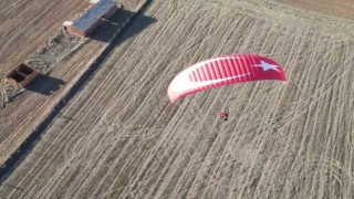 Yamaç paraşütü sporcuları, 29 Ekim Cumhuriyet Bayramını gökyüzünde kutladı