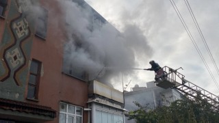 Yangında mahsur kalanları komşuları kurtardı