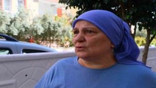 Yangını gören komşular karşı balkondan hortumla alevlere müdahale etti