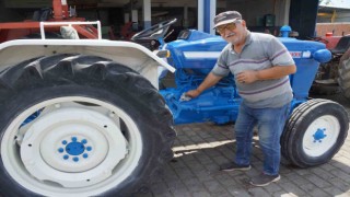 Yarım asırlık traktörüne gözü gibi bakıyor