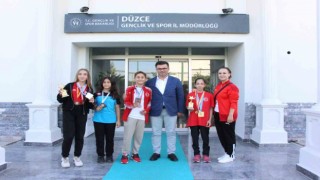 Yazıcıdan başarılı sporculara hediye