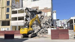 Yıkım esnasında başına moloz isabet eden işçi yaralandı
