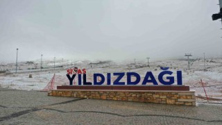 Yıldız Dağı Kayak Merkezine mevsimin ilk karı düştü