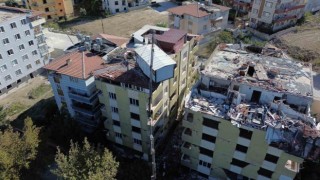 Yılların tutkusu için 40 bin lira harcatarak 5 katlı apartmanın üstüne vinçle konteyner koydurdu