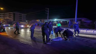 Yola atlayan kadına otomobil çarptı