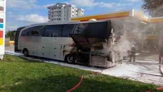 Yolcu otobüsünde yangın: Sürücü aracı akaryakıt istasyonuna çekip itfaiyeyi aradı