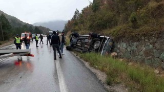 Yoldan çıkan pikap duvara çarptı: 4 yaralı
