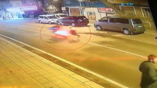 Yolun karşısına geçen yayaya motosikletin çarptığı anlar kamerada