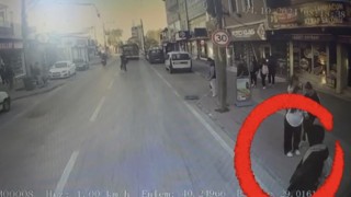 Yolun karşısına geçerken otobüsün altında kaldı: Kaza kamerada
