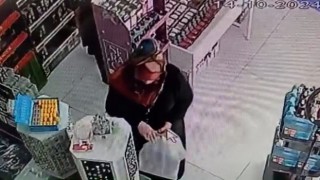 Yüzüğü önce denedi ardından çaldı: O anlar kamerada