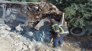 Zeytin bahçesine uçan otomobildeki 5 kişi yaralandı
