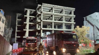 Zeytinburnunda iş merkezindeki yangını söndürme çalışmaları 13 saattir sürüyor