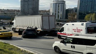 Zeytinburnundaki feci kazada otomobil, park halindeki kamyonete çarptı: 1 ölü