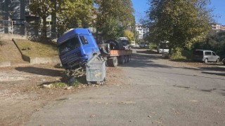 Zonguldak Ereğlide çelik sac yüklü tır yan yattı