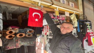 10 Kasımda dükkanlar Türk bayraklarıyla donatıldı