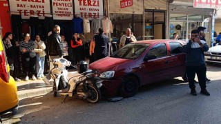 14 yaşındaki motosiklet sürücüsü 3 araca çarptı: Kaza anı kameralara yansıdı