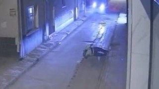 17 yaşındaki sürücü, kamyonetle trafik polisine çarpıp 20 metre sürükledi... Kaza anı kamerada