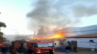 2 katlı ikametin çatısında korkutan yangın