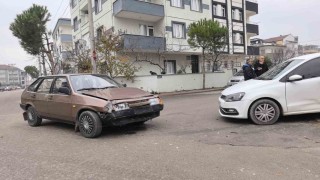 2 otomobilin çarpıştığı kazada 2 kişi yaralandı