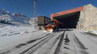 3 bin rakımlı Karabet Geçidinde kar mesai erken başladı