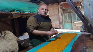 40 yıldır el emeği göz nuru keçeler üretiyor