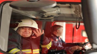 67 yaşındaki kadının itfaiyeci olma hayali gerçekleşti